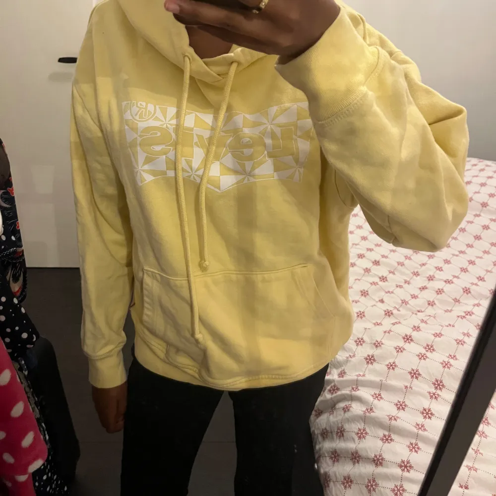 Säljer en fin levis hoodie. Köpt i Stockholm och är nästan helt oanvänd utan några defekter alls.  Perfekt för vintern. Orginalpris: 499 kr.  Pris går att diskuteras! 💛💛. Hoodies.