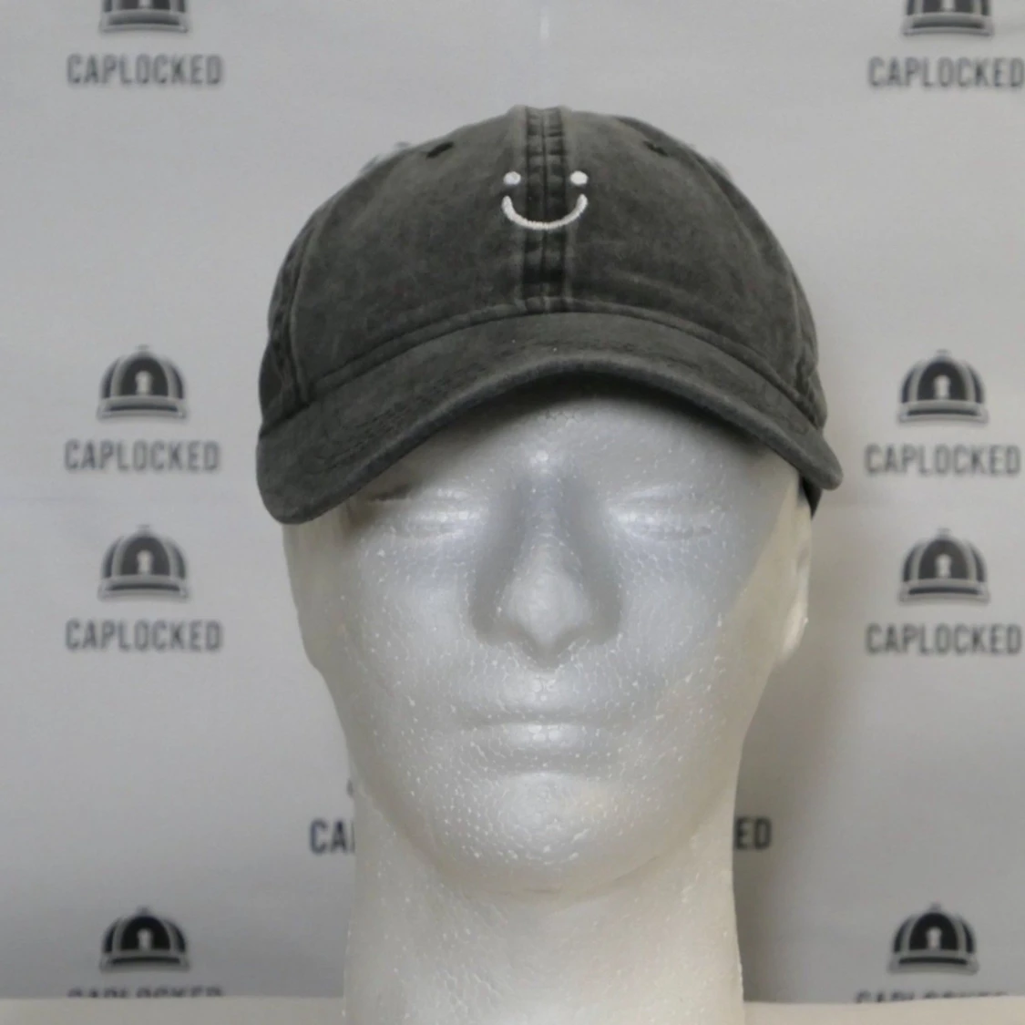 Svart keps med broderad smiley