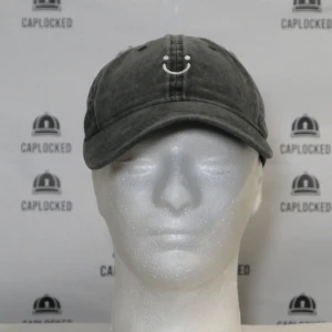 Svart keps med broderad smiley - Svart keps med broderad smiley fram. Justerbar rem baktill. Oanvänd.