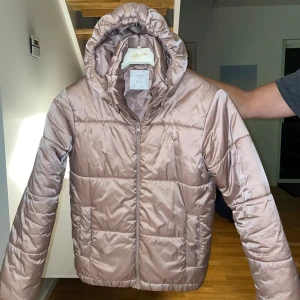 Jacka - Glansig jacka. Gammalrosa. Inga defekter. Höst/ vinter. Storlek 152.💞pris går att diskutera 