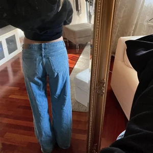 Blåa jeans - Snygga raka jeans från lager 157. Medelhög midja med storlek M, ganska stora i storleken