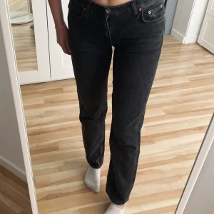 Gina Tricot jeans - Raka, gråsvarta, lågmidjade jeans. Använt skick.