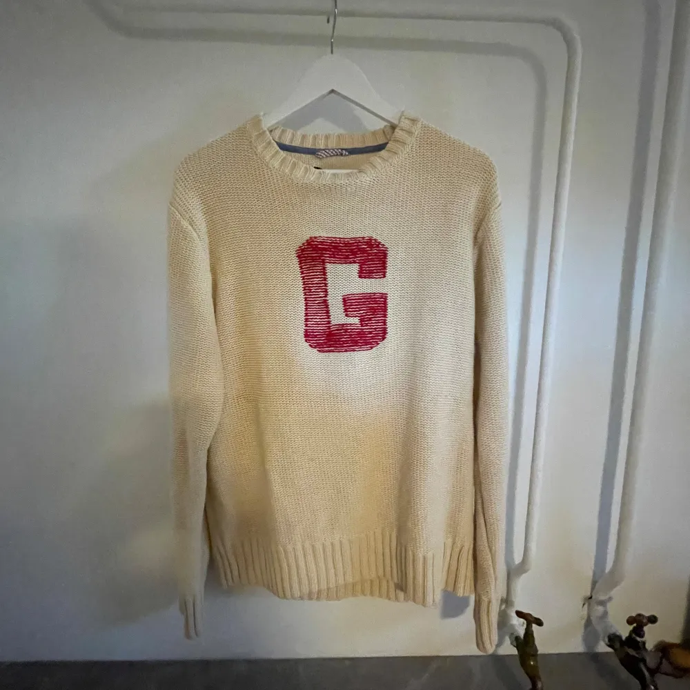 Stickad gant tröja i 8/10 skick. Storlek L passar som M, Nypris runt 1500. Hör av dig i dm vid frågor eller mer bilder! Priset ej hugget i sten.. Neuleet.