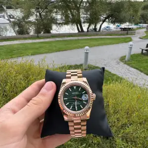 Seiko mod datejust med bambo löv urtavla. Det är kristal glas på både fram o baksidan av klockan. Det är seikos egna rörelse nh35 som är extremt bra för priset.