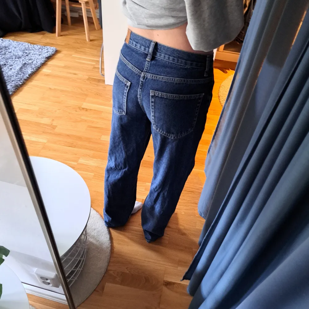 Blåa PERFEKT JAEANS från gina tricot. Säljer för att de inte kommer till användning. Använda några gånger men forfarande i bra skick. Skriv för exakta måtten!. Jeans & Byxor.