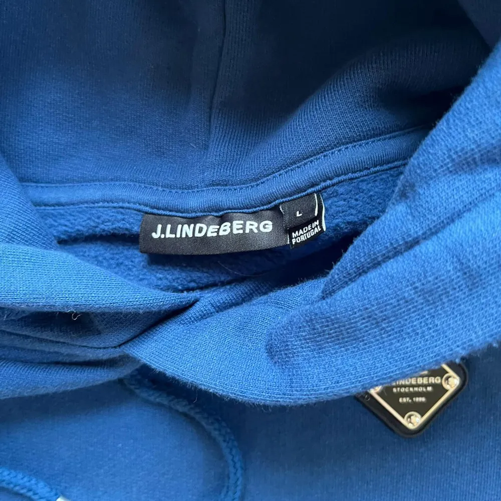 Säljer en snygg huvtröja från j Lindeberg i storlek L, perfekt för hösten. . Hoodies.