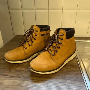 Timberland skor  - Tjena, säljer nu mina gammla vinterskor eftersom dom bara ligger och tar plats, skorna är i 7/10 skick. Nypris 1800. Låda ingår ej 