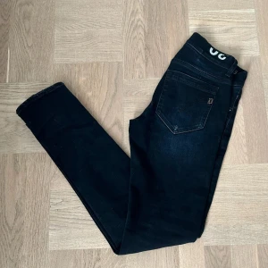 Dondup George 30 - Säljer nu dessa feta dondup jeans i modellen George. De är i fint skick inga defekter eller liknande. Nypris: ca 3000kr. Storlek 30. Modellen är ca 165cm och väger ca 54kg o dom är lite långa på han. Hör av dig om du har några funderingar!💯