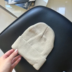 Beige mössa - Beige mössa, helt ny🖤