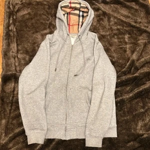 Grå Burberry hoodie - Denna är för stor för mig för att kunna ha på mig så den hänger bara i garderoben. Den är i nyskick.