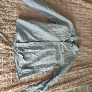 Ralph Lauren skjorta ljusblå - Säljer min Ralph lauren skjorta då jag inte använder den längre. Skick 8/10 en liten prick och lite sliten under armhålorna men inget man lägger något stort märke på. Öppen för att diskutera pris 😁