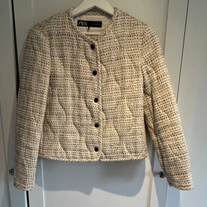 Tunn jacka  - En tunn jacka från zara. Sparsamt använd med inga defekter. Stl xs. Tyg utanpå med lättare din inuti. 
