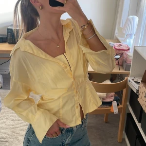 Skjorta/korsett - Från zara. Skjorta och korsett i ett. Använd en gång 🥰