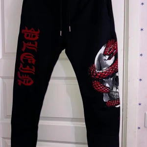 Philipp Plein svarta byxor, storlek M - Snygga svarta byxor med bra kvalité. Aldrig använd med bra passform.  Pris kan förhandlas
