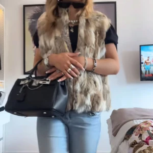 Skitnsygg pälsvöst  - Första bild lånad men väldigt lik. Köpt på Sellpy för 300kr, inga defekter