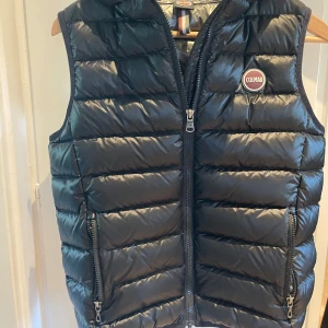 Colmar Väst - Colmar väst | Skick: 9/10 | Storlek: XS | Nypris: 3200kr | Pris: 1199kr | Fraktar via PostNord eller Instabox | Pris kan diskuteras | Hör av er vid frågor | Mvh Leon