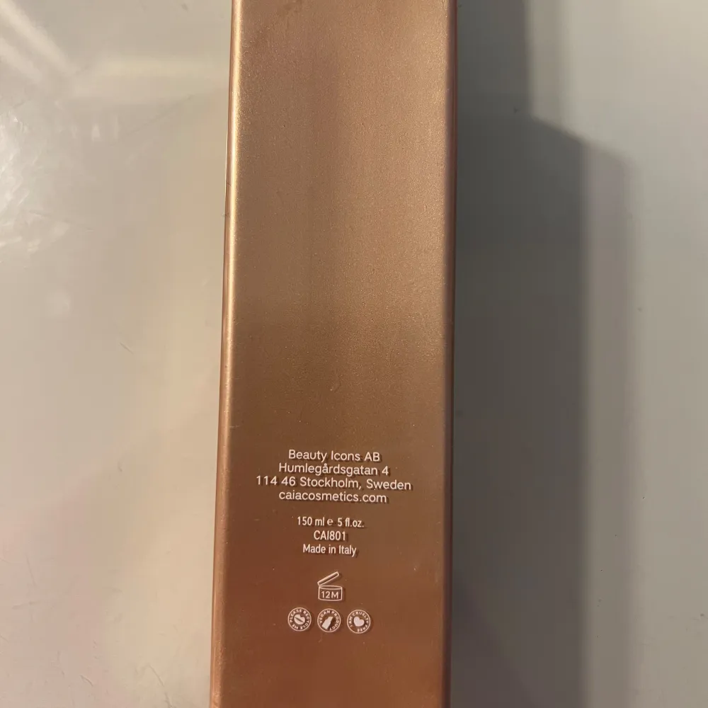 Body glow ifrån Caia i färgen Golden tan. Endast testad på min hand för att se färgen men aldrig kommit till användning. . Skönhet.