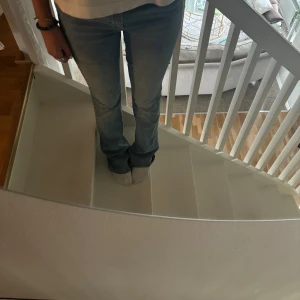 Blå jeans - Säljer ett par stretchiga snygga blå jeans då dom är för långa. midjemått rakt över 34, innerbenslängden 85