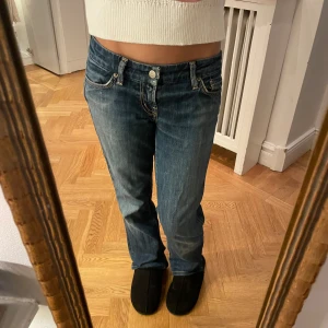 Lågmidjade jeans😍 - Säljer dessa skit snygga vintage märkes jeans som är Lågmidjade😍då de är för stora för mig, Ny pris runt 2000. inga defekter förutom hål som är igensydda hos skräddare(sista bilder) Kontakta för frågor eller fler bilder💓