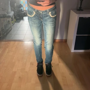 Miss me jeans - Midjemått 37 cm och innerbenslängd 80 cm. Bra skick, inga defekter