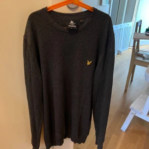 Lyle n scott tröja - Grå Lyle n scott tröja i bra skick Skick9/10 Storlek:m