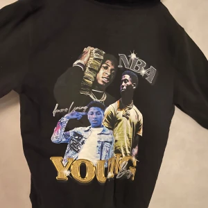 Hoodie med tryck  - Hoodie med tryck av NBA youngboy därbak. Köpt av ett märke på instagram. Strl S💗
