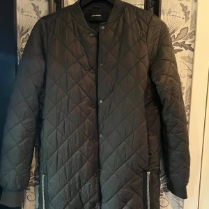 Quiltad höstjack mörkgrön - Mörkgrön quiltad höstjacka från vero Moda. Använd få gånger 😍 modellen heter: VMHAYLE 3/4 jacket