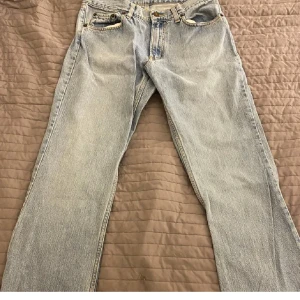 Ljusblå jeans - Ett par jättefina ljusblå jeans. Vet tyvärr inte exakt storlek men skulle säga nånstans runt 36/38. Pris: 200+frakt men kan även tänka mig gå ner lite om dom blir köpta snabbt!