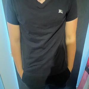 Burberry T-Shirt! - Hej! Jag säljer min Burberry T-Shirt! Den har används 1-2 gånger, den är i jätte bra skick. Den har inga fläckar eller hål! Skriv om det är något bekymmer!!! 