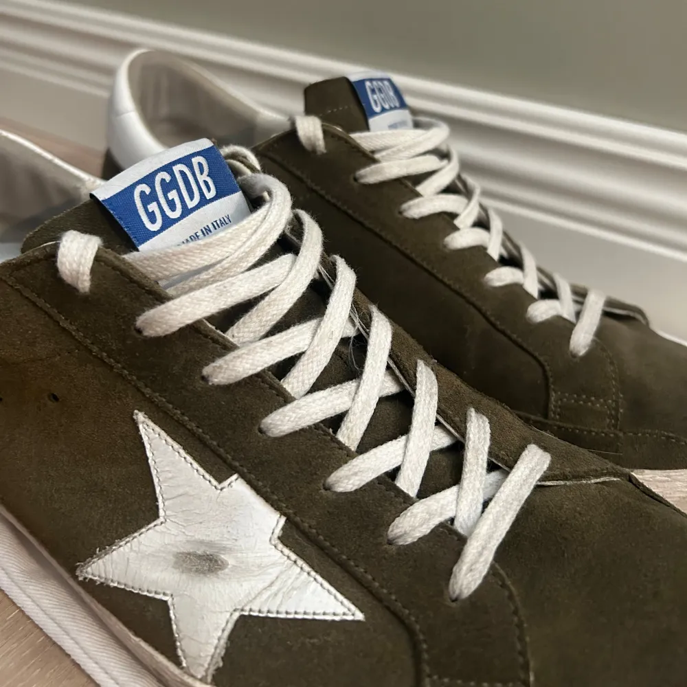 Säljer nu dessa eftertraktade Golden Goose superstar i Mörkgrön. De är i fint skick lite täcken på användning men inga större defekter eller liknande. Har dessvärre bara dustbag. Pris är diskuterbart! Hör av dig vid funderingar! 🙌🏼. Skor.