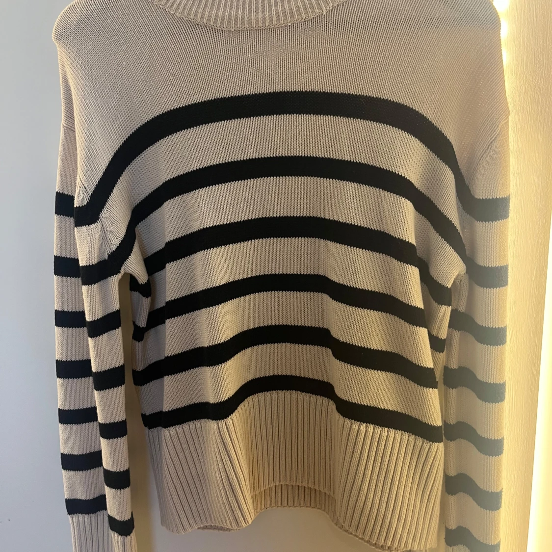 Randig stickad tröja - 1