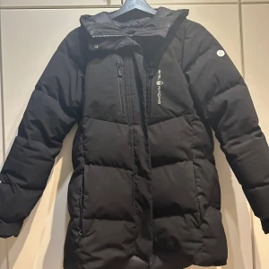 Säljer denna Sailracing jacka då den ej passar mig längre men är säljbar och i bra skick! - Svart Sailracing jacka (vinter)  Jackan är i bra skick och passar för både S och M stl.  Köpt för 6000kr och säljer den för halva priset då den har använts och köpt för ca 2 år sedan❣️