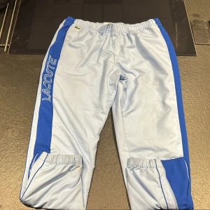 Lacoste byxor - Lacoste träningsbyxor, i storlek xl. Är i bra skick. Väldigt sällsynta då det var köpt under kategorin. Limited edition.