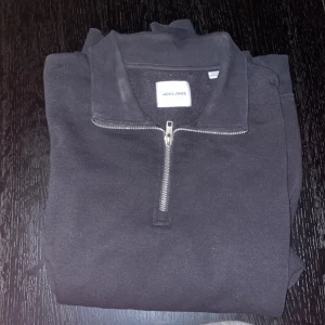 Jack&Jones Långärmad tröja  - Bra skick, svart tröja från Jack&Jones, skriv för mer info eller frågor 