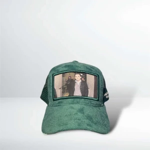 ARGOŚ 'Ekobrott' Cap - ARGOŚ 'Ekobrott' Cap – en rebellisk symbol för den som vågar utmana gränserna. Inspirerad av Alexander Aschberg, där makt och pengar möts på gränsen till det förbjudna. Bär den och visa att du inte följer reglerna – du skapar dem. ARGOŚ – för dig som