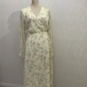 Klänning GinaTricot - Wrapklänning från GinaTricot. Använd 1 gång. Nypris: 600:-