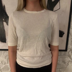 Stickad T-shirt  - Så fin tröja från vero moda, tecken på användning men bra skick! 