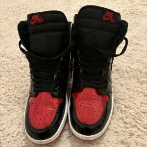 Jordan 1  - Fina skor i bra skick, min son har problem med sina fötter så vi tog ut sulorna och vi hittar ej dom så skorna säljs utan sulorna tyvärr! 