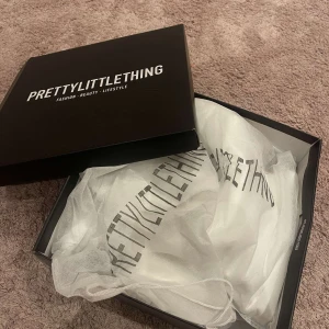 Boots  - Dessa snygga bootsen från Prettylittlething 😍  Aldrig kommit till användning. Strl 39, ca 10 cm klack. 