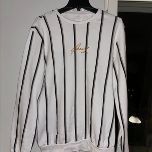 Vitt Randig Sweeter  - Skick-9/10 Ordinarie Pris-400