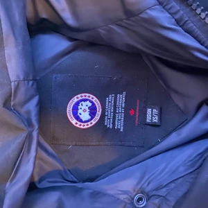 Canada goose jacka - Canada goose jacka perfekt till vinter som är på väg storlek xs passar även S o kanske M pris kan diskuteras vid snabb affär 