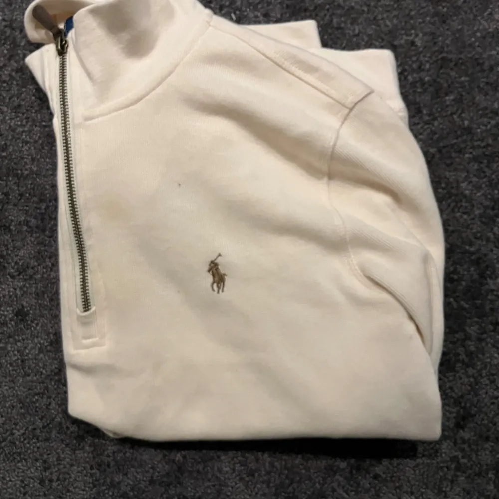 Säljer min Ralph Lauren Half Zip tröja i storlek S. Använd någon gång bara, skick 9/10. Nypris 2199 - mitt pris 899. DM vid intresse 🤝💯. Tröjor & Koftor.