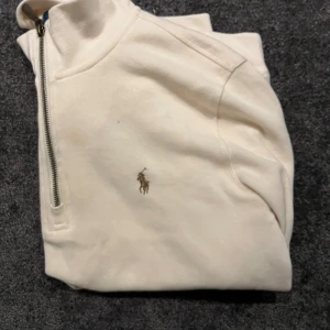 Ralph Lauren Half Zip Tröja - Säljer min Ralph Lauren Half Zip tröja i storlek S. Använd någon gång bara, skick 9/10. Nypris 2199 - mitt pris 899. DM vid intresse 🤝💯