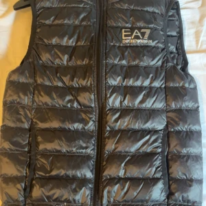 Armani väst  - Hej!  säljer nu min gamla Armani väst som jag endast har använt ett fåtal gånger. Säljs pga jag inte finner någon användning till den. Storlek XS. Nypris: 1800kr  Mitt pris: 700kr  Möts upp i Halmstad eller Laholm. hör av dig vid intresse. 