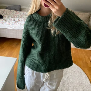 Grön stickad tröja - Lite oversize stickad tröja från weeday! Assnice till hösten och vintern🎄 Gjord av polyester, ull och mohair🌟