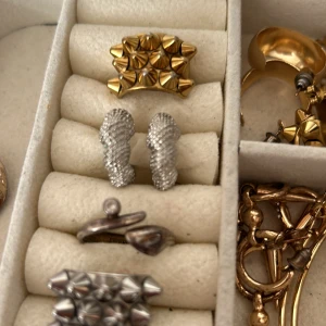 Silvriga örhängen  - Rostfria och nästan aldrig använda 