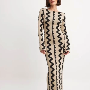 Nakd klänning - Stickad maxiklänning med vida ärmar från NA-KD i storlek XS. Använd 1 gång och i helt nytt skick. Nypris 799.