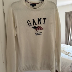 Gant Stickad - Bra skick med små fläckar som förmodligen går bort med fläckborttagare. Om inte kan retur krävas Rensar garderob och säljes pågrund av detta   