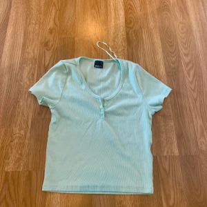 Enkel topp - Ljusgrön ribbad topp från Gina tricot. Säljer då jag aldrig använder den. Den är storlek m men är liten i storleken 
