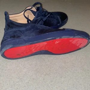 Christian Louboutin  - Säljer mina blåa loubs då dom inte kommer till användning mer. Skick 9/10 använda ett fåtal gånger. Priset kan diskuteras